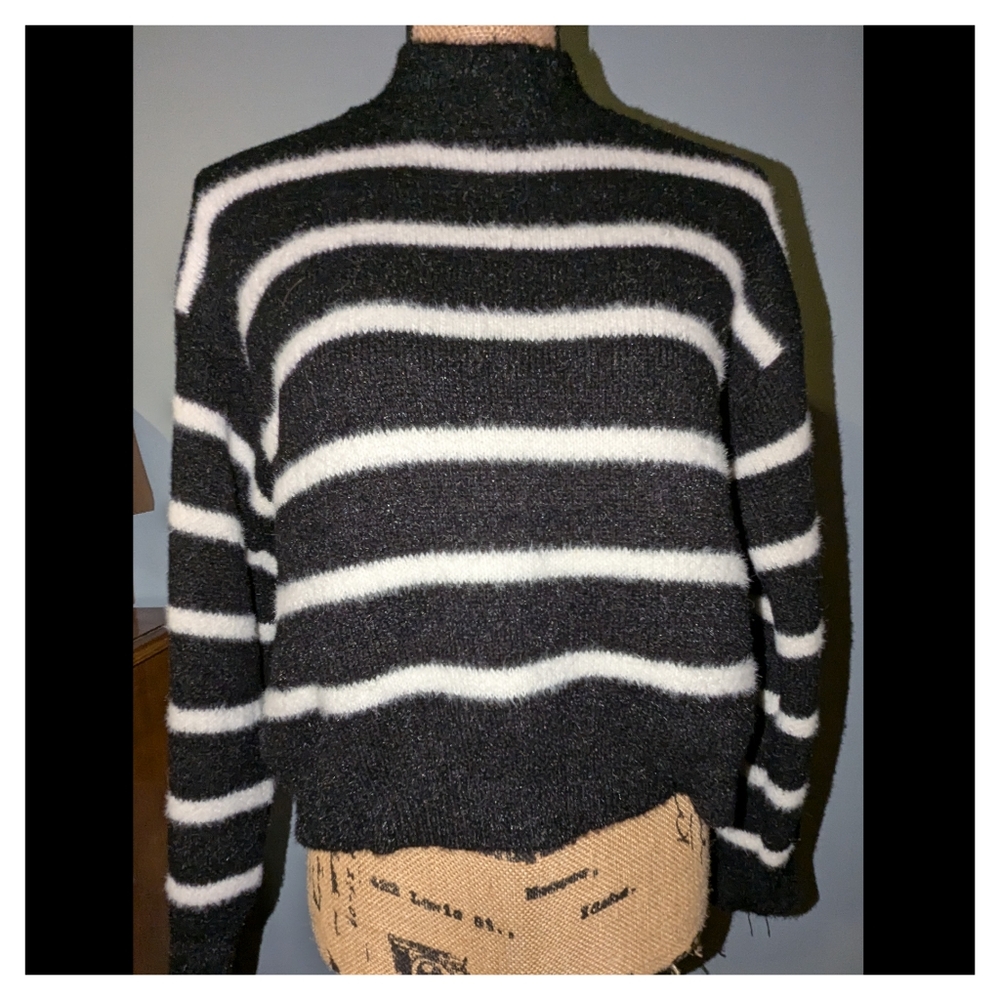 Art Class size XL mock turtleneck cropped sweater